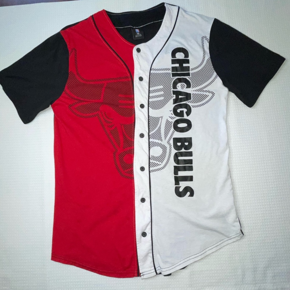 Vintage NBA Chicago Bulls Basketball button up Split Tee Shirt Red & White Mens